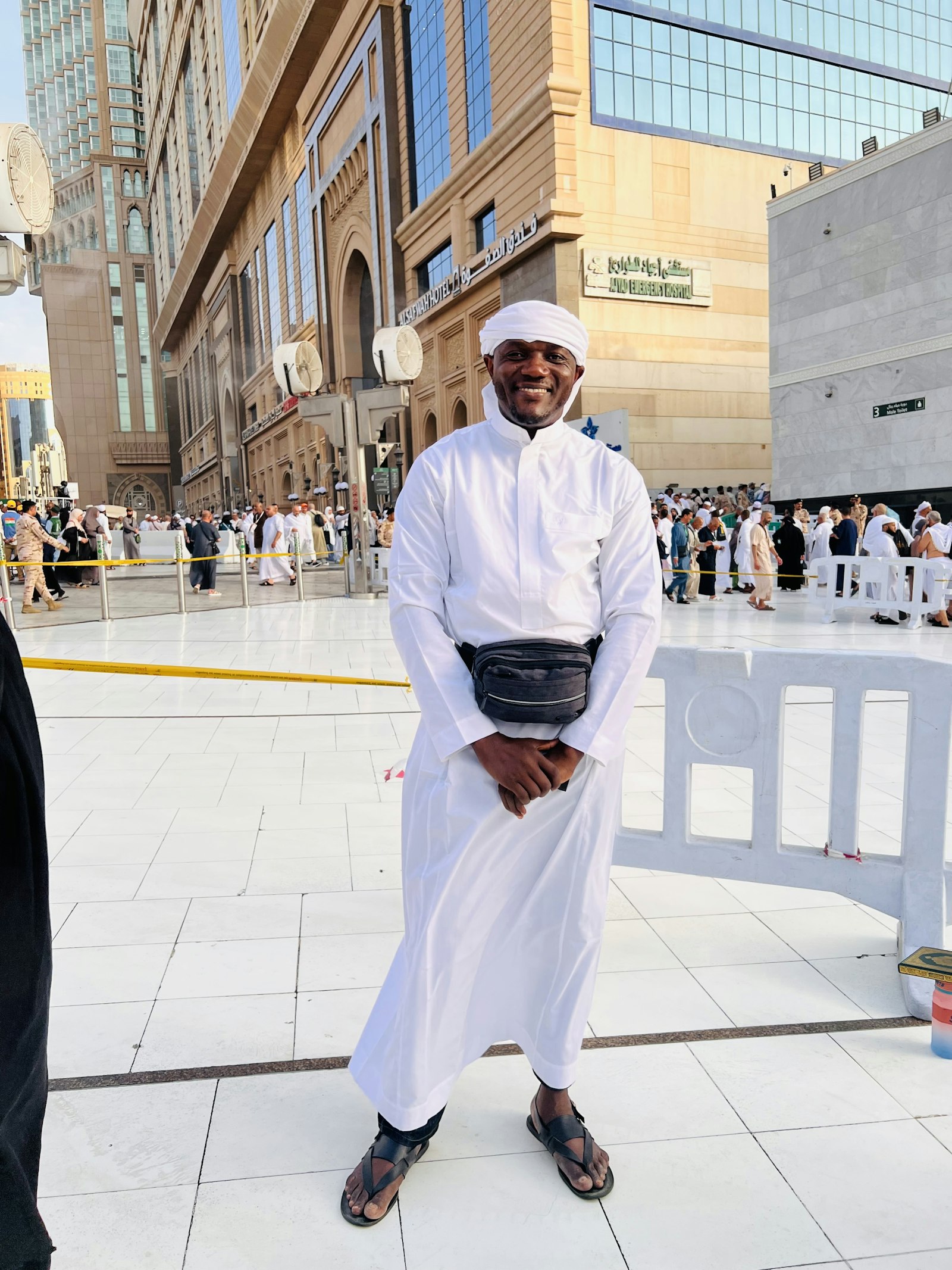 شيخ عائلة سعودية يُحاور في مجلسه